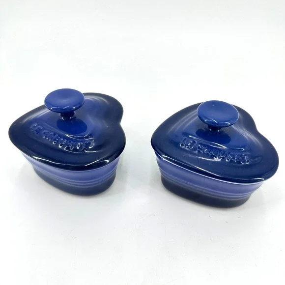 Le Creuset Cobalt Blue Heart Ramekin Set of 2 Stoneware Lidded Cocottes 11-12 - Picture 1 of 13